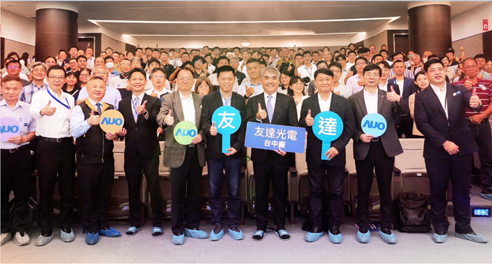 友達以太陽能解決方案領航者，跨足建築領域，4日在台中廠區舉辦「光電建築一體化研討會」，邀請產業先驅共同推動綠化，打造新一代智慧綠建築。